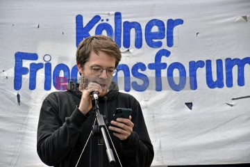 Friedensdemo mit Marsch vom Rudolfplatz zum Heumarkt | broniszbarchive / R-mediabase | <a href=/confor2/?bld=66992&t=d&pst=66953&aid=641&dc=1926&i1=broniszbarchive%20/%20R-mediabase><strong>Download Bild 66992...</strong></a> |