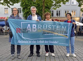 Friedensdemo mit Marsch vom Rudolfplatz zum Heumarkt | broniszbarchive / R-mediabase | <a href=/confor2/?bld=66995&t=d&pst=66953&aid=641&dc=1928&i1=broniszbarchive%20/%20R-mediabase><strong>Download Bild 66995...</strong></a> |