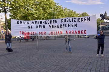Friedensdemo mit Marsch vom Rudolfplatz zum Heumarkt | broniszbarchive / R-mediabase | <a href=/confor2/?bld=66998&t=d&pst=66953&aid=641&dc=1931&i1=broniszbarchive%20/%20R-mediabase><strong>Download Bild 66998...</strong></a> |