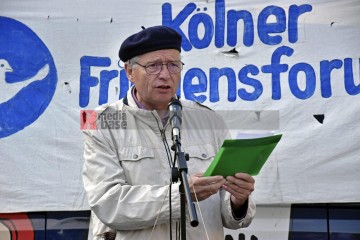 Friedensdemo mit Marsch vom Rudolfplatz zum Heumarkt | broniszbarchive / R-mediabase | <a href=/confor2/?bld=66999&t=d&pst=66953&aid=641&dc=1939&i1=broniszbarchive%20/%20R-mediabase><strong>Download Bild 66999...</strong></a> |
