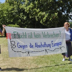 Protest gegen europäische Abschiebehaft und für das Asylrecht <i>Bild 67214 Hans-Dieter Hey</i><br><a href=/confor2/?bld=67214&pst=67211&aid=14>Download (Anfrage)</a>  /  <a href=/?page_id=67211#jig2>zur Galerie</a>
