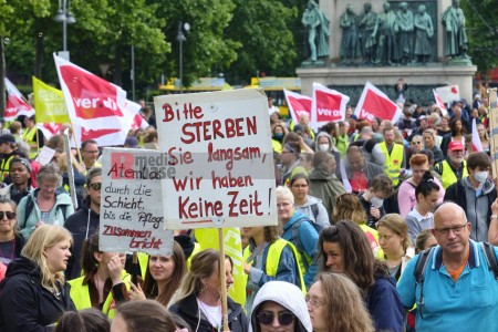Streik der nordrhein-westfälischen Pflegekräfte in Köln <i>Bild 66809 Hans-Dieter Hey</i><br><a href=/email-download/?bld=66809><strong>DirektDownload</strong></a>