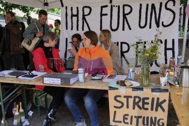 Streik der nordrhein-westfälischen Pflegekräfte in Köln <i>Bild  66921 Hans-Dieter Hey</i><br><a href=/confor2/?bld=66921&pst=66787&aid=14>Anfrage <strong>Download</strong></a>