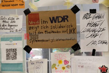 Streik der nordrhein-westfälischen Pflegekräfte in Köln <i>Bild 66917 Hans-Dieter Hey</i><br><a href=/confor2/?bld=66917&pst=66787&aid=14>Download (Anfrage)</a>  /  <a href=/?page_id=66787#jig2>zur Galerie</a>