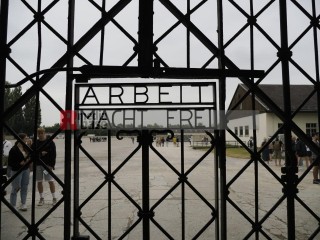 Arbeit macht frei, KZ Gedenkstätte Dachau <i>Bild 67456 Grueter</i><br><a href=/confor2/?bld=67456&pst=67427&aid=575>Download (Anfrage)</a>  /  <a href=/?page_id=67427#jig2>zur Galerie</a>