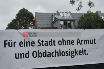 Mahnwache gegen Leergebäude der Russischen Föderation | Hans-Dieter Hey / R-mediabase | <a href=/confor2/?bld=68289&t=d&pst=68275&aid=14&dc=2221&i1=Hans-Dieter%20Hey%20/%20R-mediabase><strong>Download Bild 68289...</strong></a> |