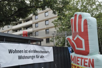 Mahnwache gegen Leergebäude der Russischen Föderation | Hans-Dieter Hey / R-mediabase | <a href=/confor2/?bld=68290&t=d&pst=68275&aid=14&dc=2222&i1=Hans-Dieter%20Hey%20/%20R-mediabase><strong>Download Bild 68290...</strong></a> |