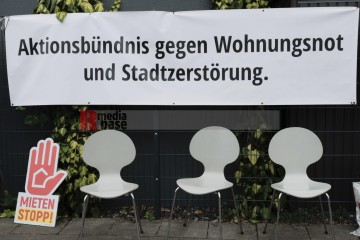 Mahnwache gegen Leergebäude der Russischen Föderation | Hans-Dieter Hey / R-mediabase | <a href=/confor2/?bld=68291&t=d&pst=68275&aid=14&dc=2223&i1=Hans-Dieter%20Hey%20/%20R-mediabase><strong>Download Bild 68291...</strong></a> |