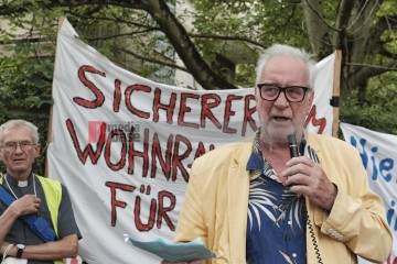 Mahnwache gegen Leergebäude der Russischen Föderation, Martin Stankowski, Journalist und Stadterklärer | Hans-Dieter Hey / R-mediabase | <a href=/confor2/?bld=68292&t=d&pst=68275&aid=14&dc=2224&i1=Hans-Dieter%20Hey%20/%20R-mediabase><strong>Download Bild 68292...</strong></a> |