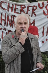 Mahnwache gegen Leergebäude der Russischen Föderation, Kalle Gerigk, Recht auf Stadt, Köln | Hans-Dieter Hey / R-mediabase | <a href=/confor2/?bld=68295&t=d&pst=68275&aid=14&dc=2234&i1=Hans-Dieter%20Hey%20/%20R-mediabase><strong>Download Bild 68295...</strong></a> |