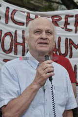 Mahnwache gegen Leergebäude der Russischen Föderation, Prof. Jürgen Bremer, Petitionsersteller für die Enteignung der Häuser | Hans-Dieter Hey / R-mediabase | <a href=/confor2/?bld=68296&t=d&pst=68275&aid=14&dc=2239&i1=Hans-Dieter%20Hey%20/%20R-mediabase><strong>Download Bild 68296...</strong></a> |