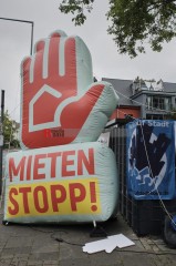 Mahnwache gegen Leergebäude der Russischen Föderation | Hans-Dieter Hey / R-mediabase | <a href=/confor2/?bld=68297&t=d&pst=68275&aid=14&dc=2239&i1=Hans-Dieter%20Hey%20/%20R-mediabase><strong>Download Bild 68297...</strong></a> |
