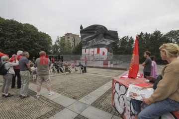 ernst-thälmann-ehrung zum 78. jahrestag seiner ermordung | Rudi Denner/R-mediabase / R-mediabase | <a href=/confor2/?bld=68327&t=d&pst=68315&aid=86&dc=1506&i1=Rudi%20Denner/R-mediabase%20/%20R-mediabase><strong>Download Bild 68327...</strong></a> |