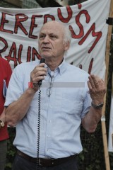 Mahnwache gegen Leergebäude der Russischen Föderation, Prof. Jürgen Bremer, Petitionsersteller für die Enteignung der Häuser | Hans-Dieter Hey / R-mediabase | <a href=/confor2/?bld=68298&t=d&pst=68275&aid=14&dc=2241&i1=Hans-Dieter%20Hey%20/%20R-mediabase><strong>Download Bild 68298...</strong></a> |