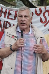 Mahnwache gegen Leergebäude der Russischen Föderation, Franz-Xaver Cornet, Vorsitzender des Mietervereins Köln | Hans-Dieter Hey / R-mediabase | <a href=/confor2/?bld=68300&t=d&pst=68275&aid=14&dc=2245&i1=Hans-Dieter%20Hey%20/%20R-mediabase><strong>Download Bild 68300...</strong></a> |