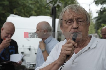 Mahnwache gegen Leergebäude der Russischen Föderation, Rainer Kippe, Sozialistische Selbsthilfe Mühlheim (SSM) | Hans-Dieter Hey / R-mediabase | <a href=/confor2/?bld=68301&t=d&pst=68275&aid=14&dc=2249&i1=Hans-Dieter%20Hey%20/%20R-mediabase><strong>Download Bild 68301...</strong></a> |