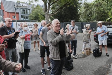 Mahnwache gegen Leergebäude der Russischen Föderation | Hans-Dieter Hey / R-mediabase | <a href=/confor2/?bld=68304&t=d&pst=68275&aid=14&dc=2303&i1=Hans-Dieter%20Hey%20/%20R-mediabase><strong>Download Bild 68304...</strong></a> |