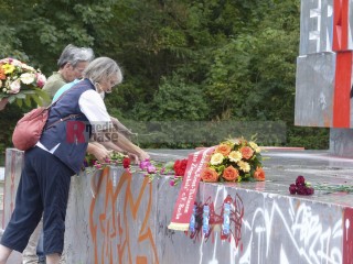 ernst-thälmann-ehrung zum 78. jahrestag seiner ermordung | Rudi Denner/R-mediabase / R-mediabase | <a href=/confor2/?bld=68341&t=d&pst=68315&aid=86&dc=0204&i1=Rudi%20Denner/R-mediabase%20/%20R-mediabase><strong>Download Bild 68341...</strong></a> |