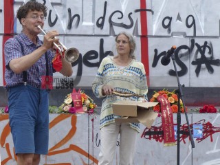 ernst-thälmann-ehrung zum 78. jahrestag seiner ermordung | Rudi Denner/R-mediabase / R-mediabase | <a href=/confor2/?bld=68344&t=d&pst=68315&aid=86&dc=0220&i1=Rudi%20Denner/R-mediabase%20/%20R-mediabase><strong>Download Bild 68344...</strong></a> |