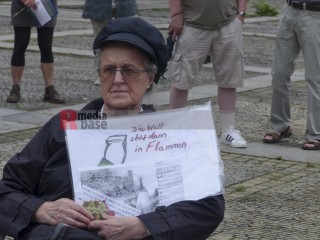ernst-thälmann-ehrung zum 78. jahrestag seiner ermordung | Rudi Denner/R-mediabase / R-mediabase | <a href=/confor2/?bld=68345&t=d&pst=68315&aid=86&dc=0211&i1=Rudi%20Denner/R-mediabase%20/%20R-mediabase><strong>Download Bild 68345...</strong></a> |