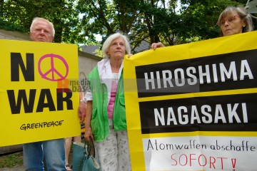 Gedenken an die Atombombenabwürfe auf Hiroshima und Nagasaki <i>Bild 67760 Bitzel</i><br><a href=/confor2/?bld=67760&pst=67722&aid=70>Download (Anfrage)</a>  /  <a href=/?page_id=67722#jig2>zur Galerie</a>
