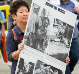 Gedenken an die Atombombenabwürfe auf Hiroshima und Nagasaki <i>Bild 67769 Bitzel</i><br><a href=/confor2/?bld=67769&pst=67722&aid=70>Download (Anfrage)</a>  /  <a href=/?page_id=67722#jig2>zur Galerie</a>
