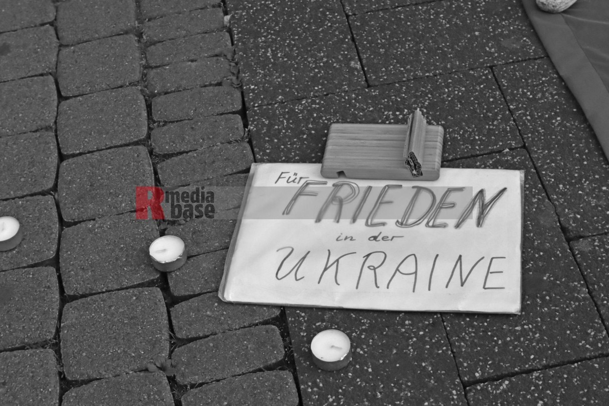  Mahnwache in Köln: Frieden für die Ukraine | Bildrechte PERU | <strong>Bild</strong> 67973  <a href=/confor/?bld=67973&pst=67965>anfragen</a> | <strong>Galerie</strong> 67965  <a href=/gezielte-bildersuche/?sk=67965>anzeigen</a>