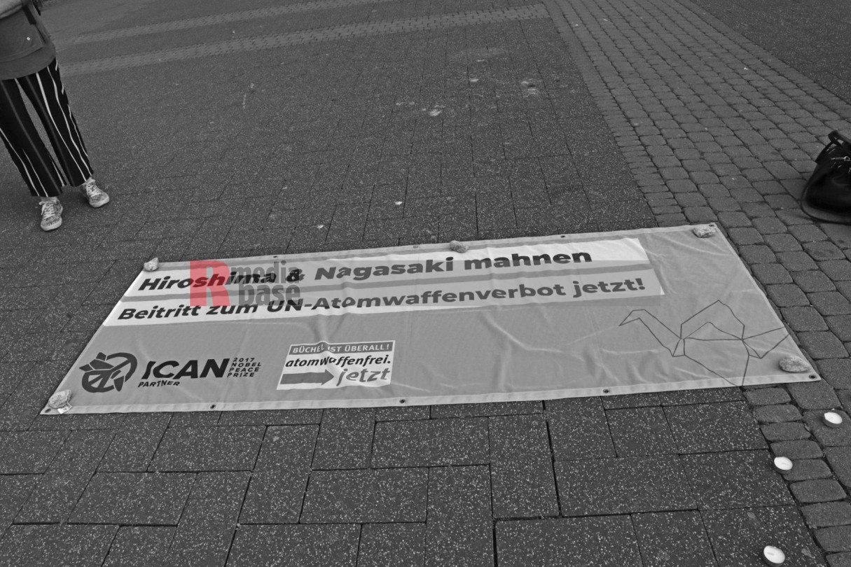  Mahnwache in Köln: Frieden für die Ukraine | Bildrechte PERU | <strong>Bild</strong> 67975  <a href=/confor/?bld=67975&pst=67965>anfragen</a> | <strong>Galerie</strong> 67965  <a href=/gezielte-bildersuche/?sk=67965>anzeigen</a>