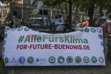 Berlin: klimastreik am 23.9.2022 <i>Bild 69351 Denner</i><br><a href=/email-download/?bld=69351><strong>DirektDownload</strong></a>