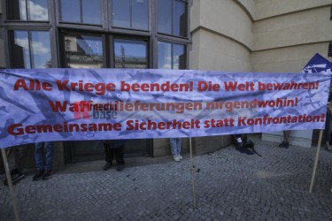 Antikriegskundgebung auf dem Bebelplatz in Berlin <i>Bild  69287 Denner</i><br><a href=/confor2/?bld=69287&pst=69256&aid=86>Anfrage <strong>Download</strong></a>