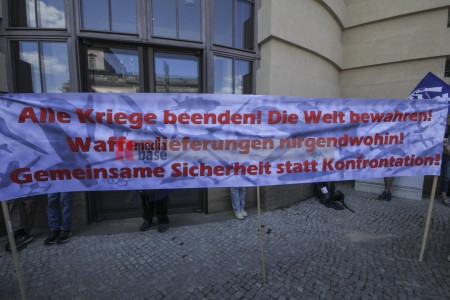 Antikriegskundgebung auf dem Bebelplatz in Berlin <i>Bild 69287 Denner</i><br><a href=/email-download/?bld=69287><strong>DirektDownload</strong></a>