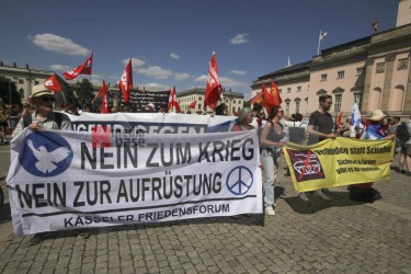 Antikriegskundgebung auf dem Bebelplatz in Berlin <i>Bild  69288 Denner</i><br><a href=/confor2/?bld=69288&pst=69256&aid=86>Anfrage <strong>Download</strong></a>