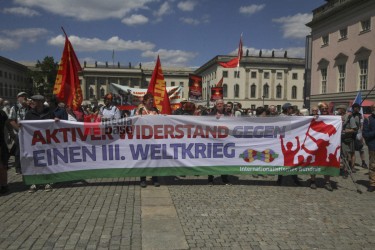 Antikriegskundgebung auf dem Bebelplatz in Berlin <i>Bild  69294 Denner</i><br><a href=/confor2/?bld=69294&pst=69256&aid=86>Anfrage <strong>Download</strong></a>