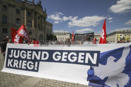 Antikriegskundgebung auf dem Bebelplatz in Berlin <i>Bild 69295 Denner</i><br><a href=/email-download/?bld=69295><strong>DirektDownload</strong></a>