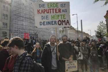 Berlin: klimastreik am 23.9.2022 <i>Bild  69361 Denner</i> / <a href=/confor2/?bld=69361&pst=69348&aid=86><strong>Anfrage</strong> zu Bild</a> / 