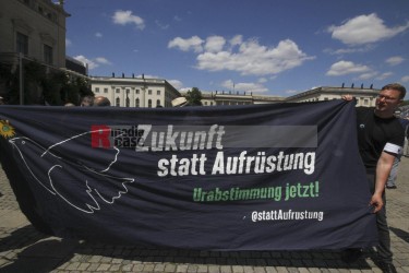 Antikriegskundgebung auf dem Bebelplatz in Berlin <i>Bild  69297 Denner</i><br><a href=/confor2/?bld=69297&pst=69256&aid=86>Anfrage <strong>Download</strong></a>