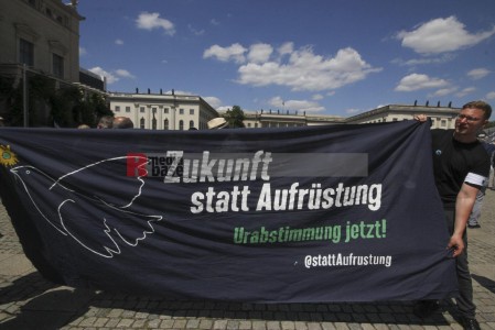 Antikriegskundgebung auf dem Bebelplatz in Berlin <i>Bild 69297 Denner</i><br><a href=/email-download/?bld=69297><strong>DirektDownload</strong></a>