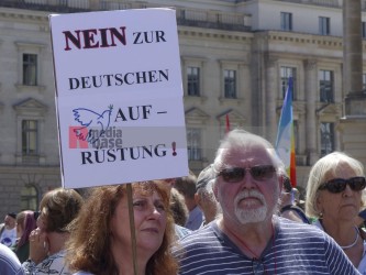 Antikriegskundgebung auf dem Bebelplatz in Berlin <i>Bild  69299 Denner</i><br><a href=/confor2/?bld=69299&pst=69256&aid=86>Anfrage <strong>Download</strong></a>