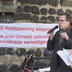 Köln: Protest gegen die bevorstehende CETA-Ratifizierung durch die Ampelkoalition, Dr. Thomas Köller, Politikwissenschaftler <i>Bild 69223 Hans-Dieter Hey</i><br><a href=/confor2/?bld=69223&pst=69211&aid=14>Download (Anfrage)</a>  /  <a href=/?page_id=69211#jig2>zur Galerie</a>