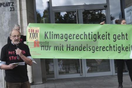 Köln: Protest gegen die bevorstehende CETA-Ratifizierung durch die Ampelkoalition <i>Bild 69208 Hans-Dieter Hey</i><br><a href=/email-download/?bld=69208><strong>DirektDownload</strong></a>