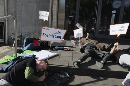Köln: Protest gegen die bevorstehende CETA-Ratifizierung durch die Ampelkoalition <i>Bild 69209 Hans-Dieter Hey</i><br><a href=/email-download/?bld=69209><strong>DirektDownload</strong></a>