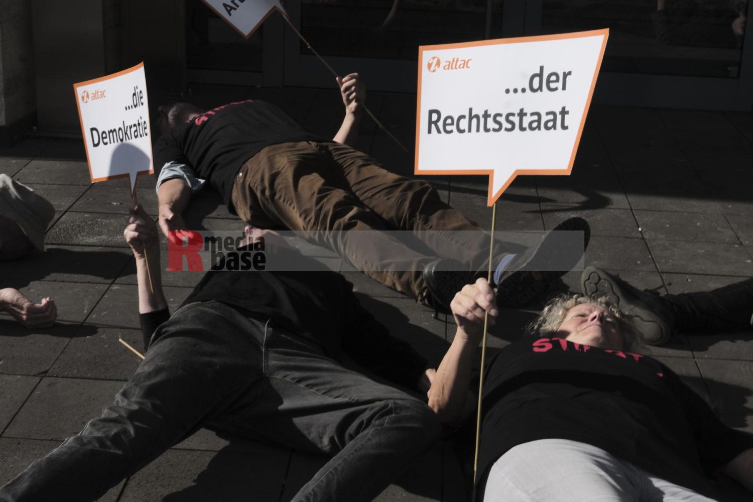 Köln: Protest gegen die bevorstehende CETA-Ratifizierung durch die Ampelkoalition <i>Bild Hans-Dieter Hey/R-mediabase</i> <br><a href=/confor2/?bld=69210&pst=69189&aid=14&dc=0320&i1=Hans-Dieter%20Hey/R-mediabase>Anfrage Download Bild 69210</a>  <a href=/wp-admin/post.php?post=69210&action=edit> / Edit</a><br><a href=/?p=69189>Zum Beitrag 69189</a>