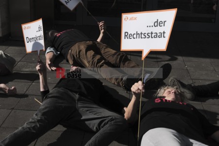 Köln: Protest gegen die bevorstehende CETA-Ratifizierung durch die Ampelkoalition <i>Bild 69210 Hans-Dieter Hey</i><br><a href=/email-download/?bld=69210><strong>DirektDownload</strong></a>
