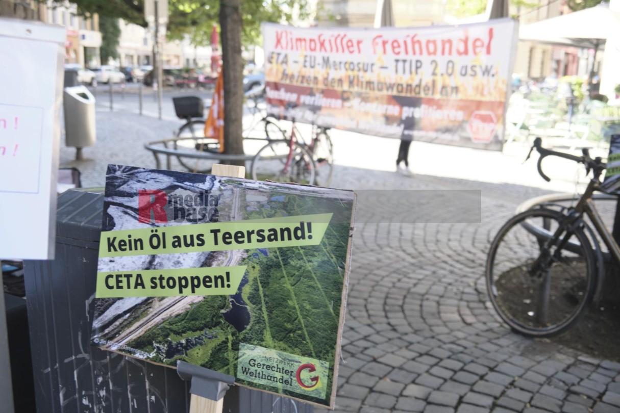  Köln: Protest gegen die bevorstehende CETA-Ratifizierung durch die Ampelkoalition | Bildrechte Hans-Dieter Hey | <strong>Bild</strong> 69191  <a href=/confor/?bld=69191&pst=69189>anfragen</a> | <strong>Galerie</strong> 69189  <a href=/gezielte-bildersuche/?sk=69189>anzeigen</a>