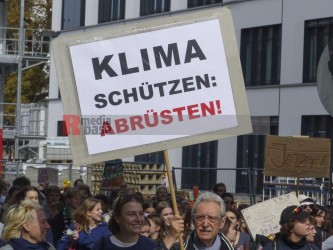 Berlin: klimastreik am 23.9.2022 <i>Bild  69383 Denner</i> / <a href=/confor2/?bld=69383&pst=69348&aid=86><strong>Anfrage</strong> zu Bild</a> / 