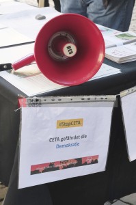 Köln: Protest gegen die bevorstehende CETA-Ratifizierung durch die Ampelkoalition <i>Bild 69192 Hans-Dieter Hey</i><br><a href=/email-download/?bld=69192><strong>DirektDownload</strong></a>