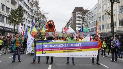 Aktionstag: Solidarischer Herbst - Düsseldorf <i>Bild 69826 jovofoto</i><br><a href=/confor2/?bld=69826&pst=69825&aid=23>Download (Anfrage)</a>  /  <a href=/?page_id=69825#jig2>zur Galerie</a>