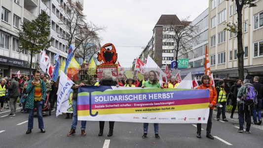 Aktionstag: Solidarischer Herbst - Düsseldorf <i>Bild 69826 jovofoto</i><br><a href=/email-download/?bld=69826><strong>DirektDownload</strong></a>