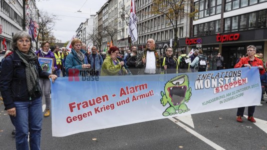 Aktionstag: Solidarischer Herbst - Düsseldorf <i>Bild 69830 jovofoto</i><br><a href=/email-download/?bld=69830><strong>DirektDownload</strong></a>