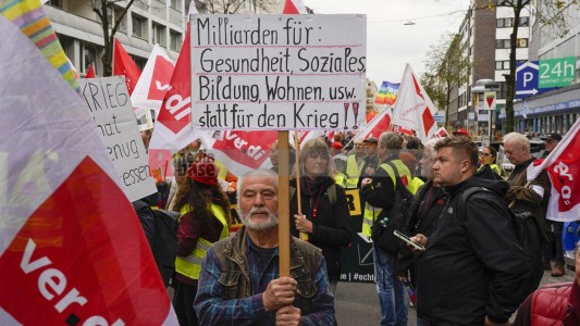 Aktionstag: Solidarischer Herbst - Düsseldorf <i>Bild 69832 jovofoto</i><br><a href=/email-download/?bld=69832><strong>DirektDownload</strong></a>